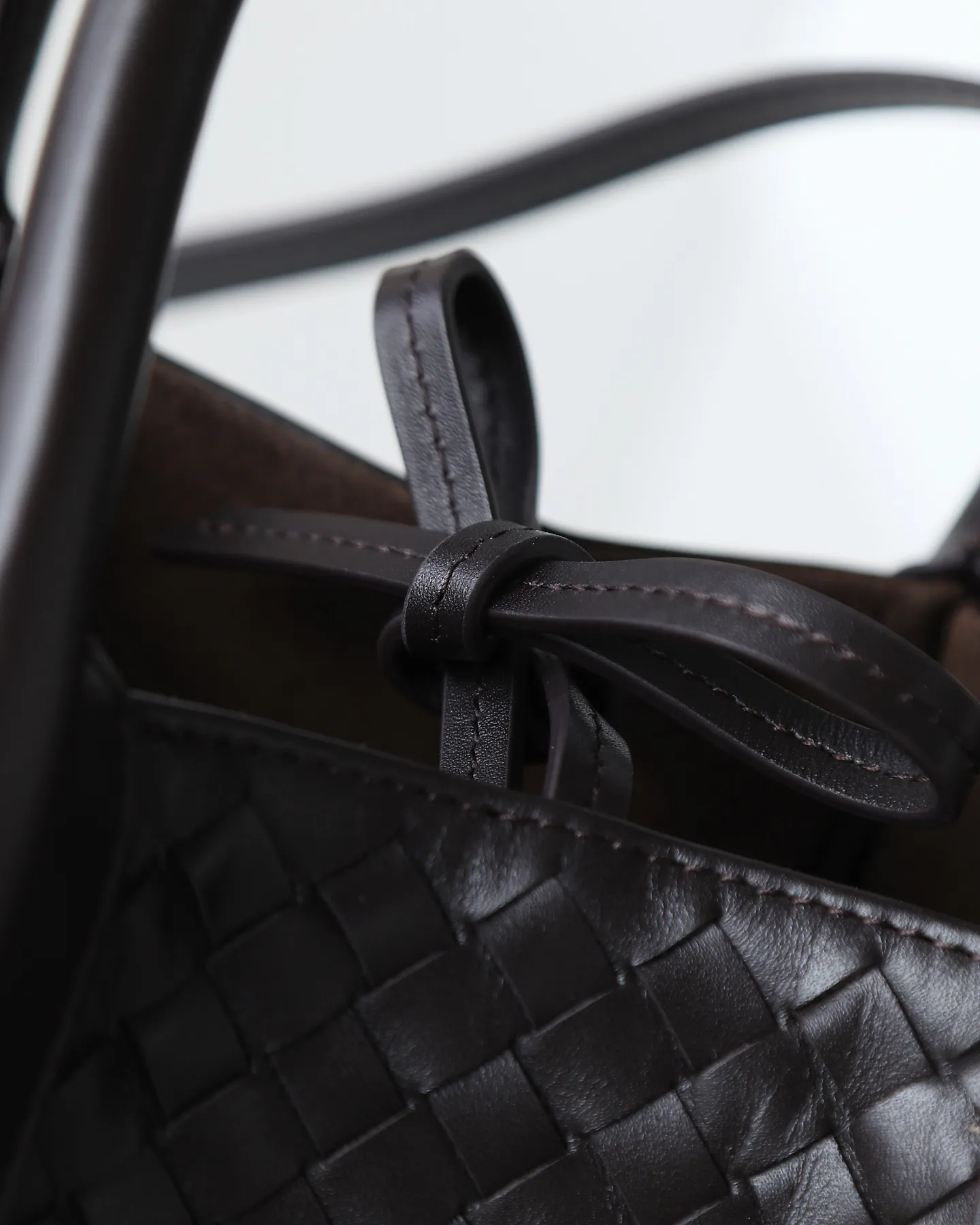 1000. BOTTEGA VENETA's 2025 new product pinacoteca has super soft leather, and the weaving function, practicality and relaxed fashion sense have not been lost ❤️‍🔥Amway is a must-have bag for sisters when going out. The size also accurately meets the commuting needs of urban beauties, and it can fit everything! ! ! 🔥The capacity should not be underestimated~ It doesn’t pick the person, the occasion, or the occasion. With its majestic curved outline, exquisite woven texture, delicate edges and rounded handles, this woven vegetable basket bag truly achieves the goal of “dressing up and being fashionable without getting in the way”~ Are you interested in Jimei? Style number: 819004 Size: 24*15*12cm